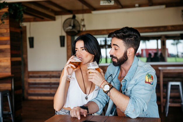 Pareja bebiendo cerveza