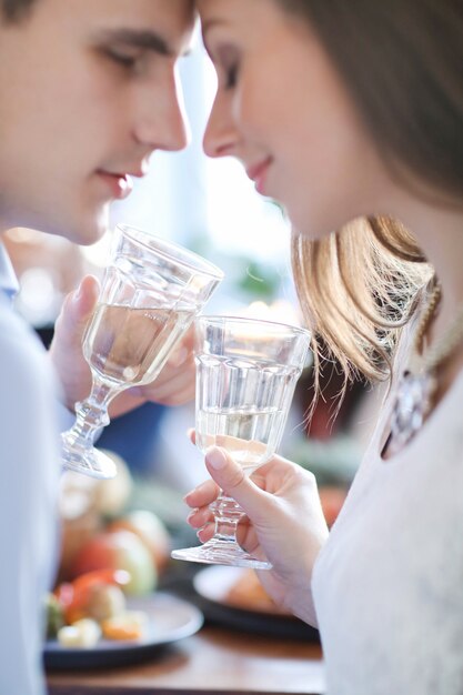 Pareja bebiendo champaña