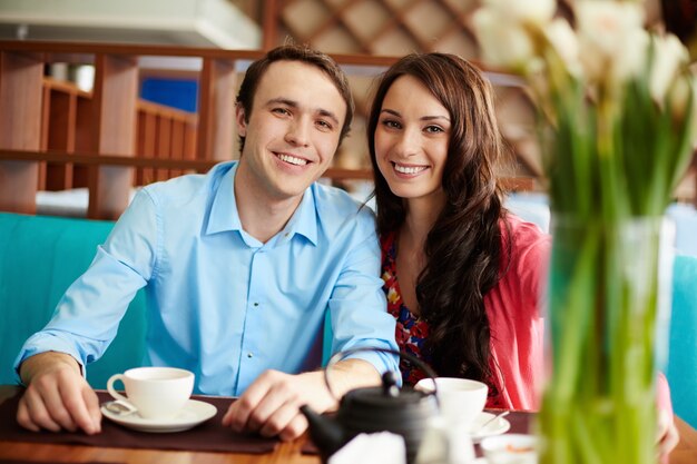 Pareja bebiendo una taza de café