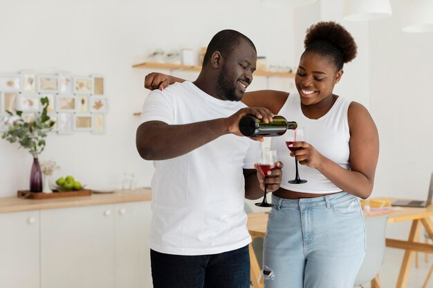 Pareja bebiendo vino juntos