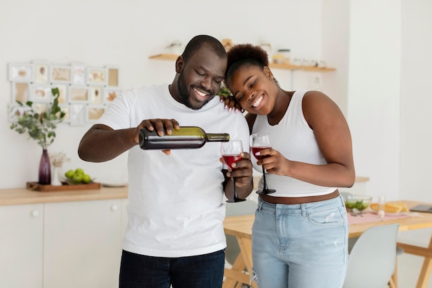 Foto gratuita pareja bebiendo vino juntos