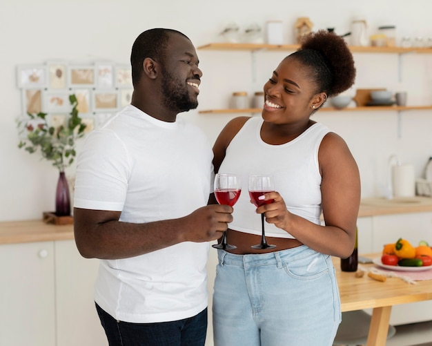 Foto gratuita pareja bebiendo vino juntos