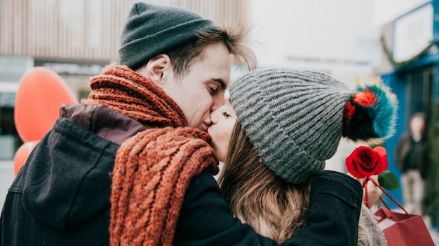 Foto gratuita pareja besándose en la calle