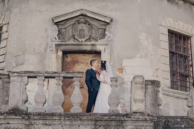 Pareja besándose enfrente de la iglesia