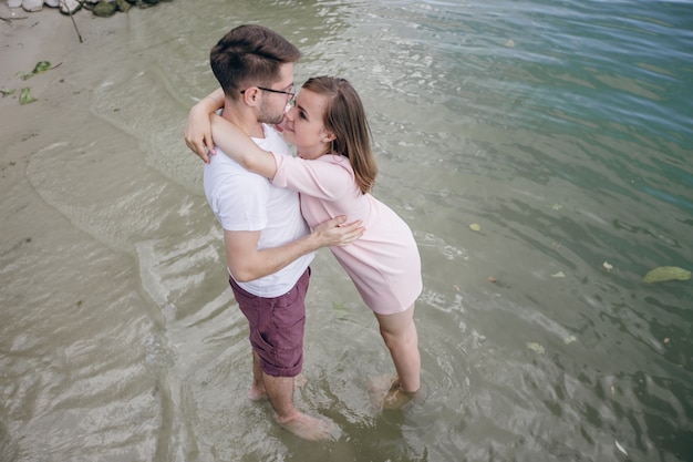 Pareja besándose metidos en el agua del mar