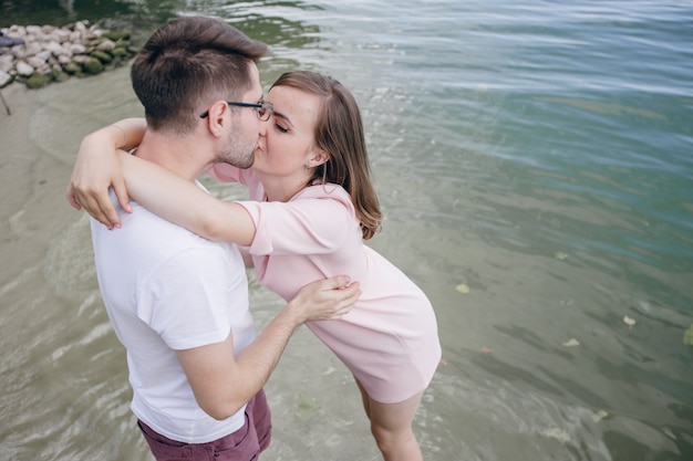 Pareja besándose metidos en el agua del mar