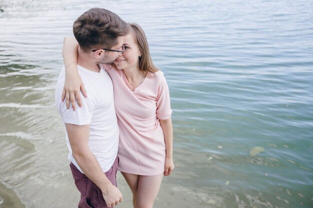 Pareja besándose metidos en el agua del mar