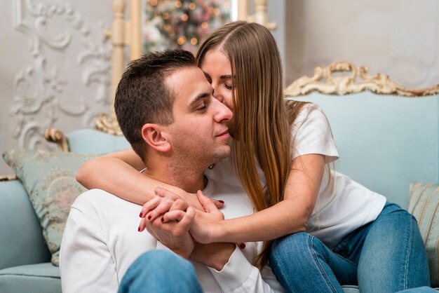 Pareja besándose mientras abrazada