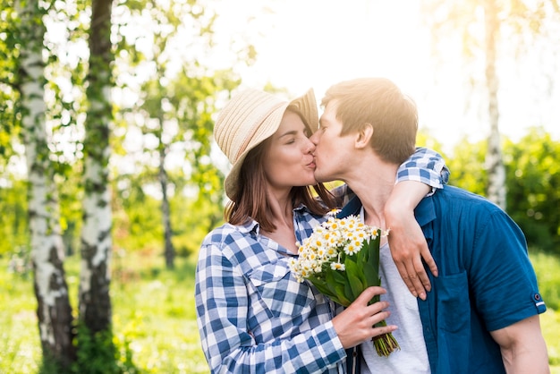 Foto gratuita pareja besándose en el parque