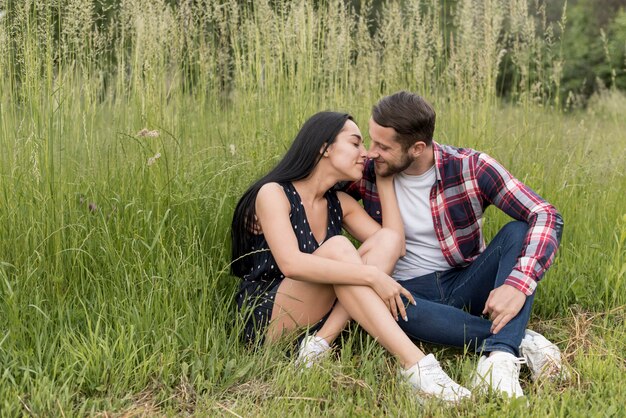 Pareja besándose en el parque