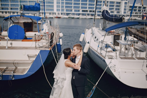 Foto gratuita pareja besándose en el puerto