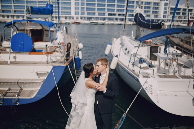 Pareja besándose en el puerto