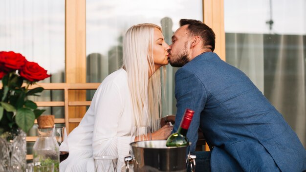 Pareja besándose en el restaurante