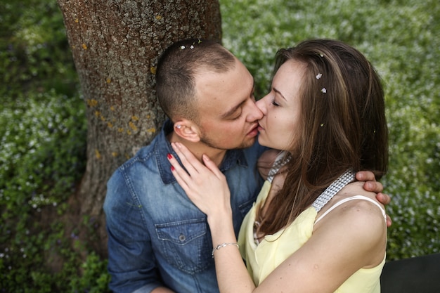 Foto gratuita pareja, besar, árbol