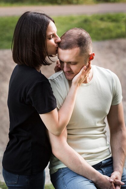 Pareja de besos de mujer de tiro medio