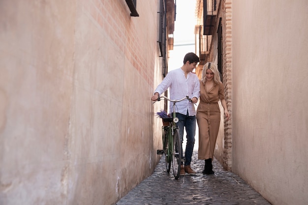 Pareja con bicicleta afuera para pasear