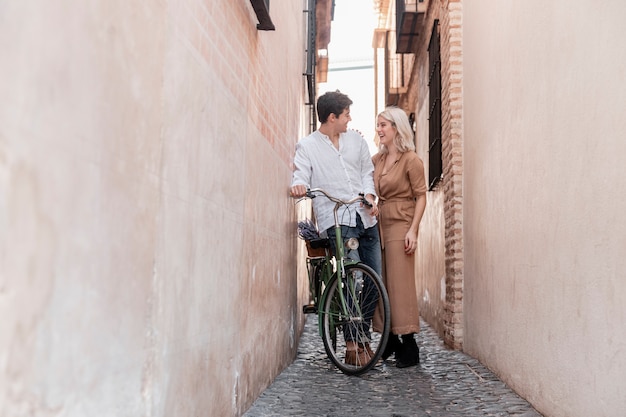 Pareja con bicicleta al aire libre