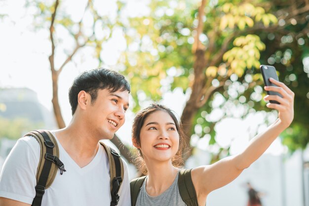 Pareja de bloggers asiáticos viajan a Bangkok, Tailandia