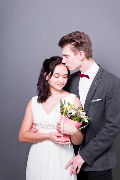 Pareja de boda cariñosa