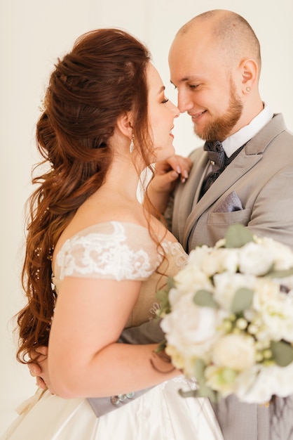 Foto gratuita pareja de boda cariñosa