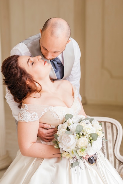 Foto gratuita pareja de boda cariñosa