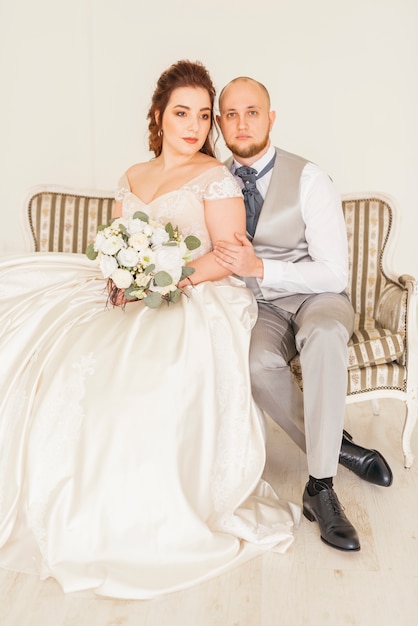 Foto gratuita pareja de boda cariñosa