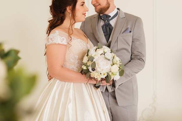 Pareja de boda cariñosa