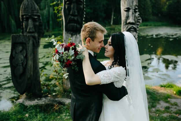 Pareja de boda posando en el parque