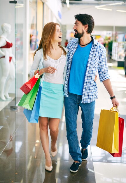 Pareja con bolsas de la compra de colores