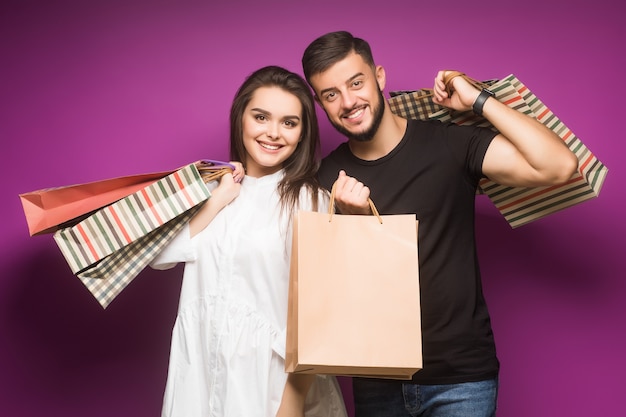 Foto gratuita pareja con bolsas de lujo violeta compra de lujo pareja feliz