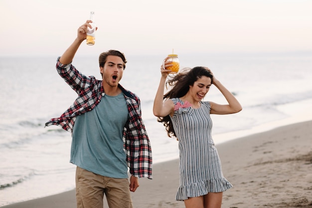 Pareja borracha en la playa