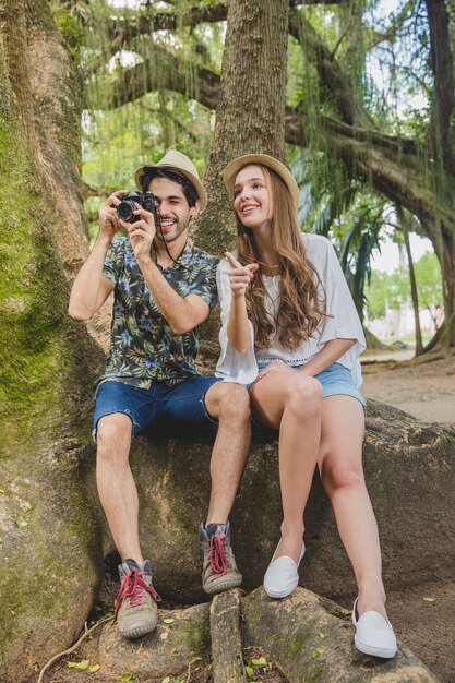 Pareja en bosque haciendo una foto