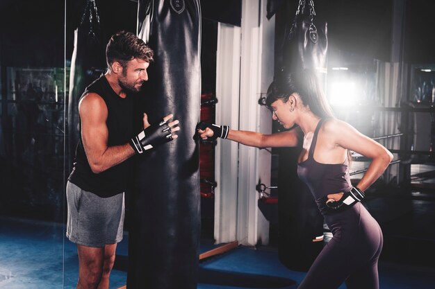 Pareja boxeando en gimnasio