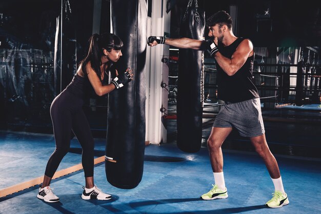 Pareja boxeando en gimnasio