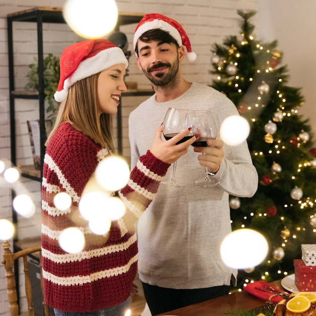 Pareja brindando en cena de navidad