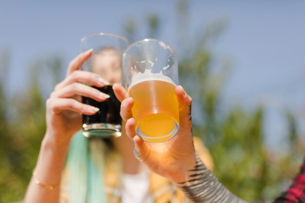 Pareja brindando con cerveza artesana