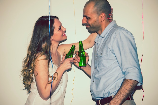 Foto gratuita pareja brindando con cerveza