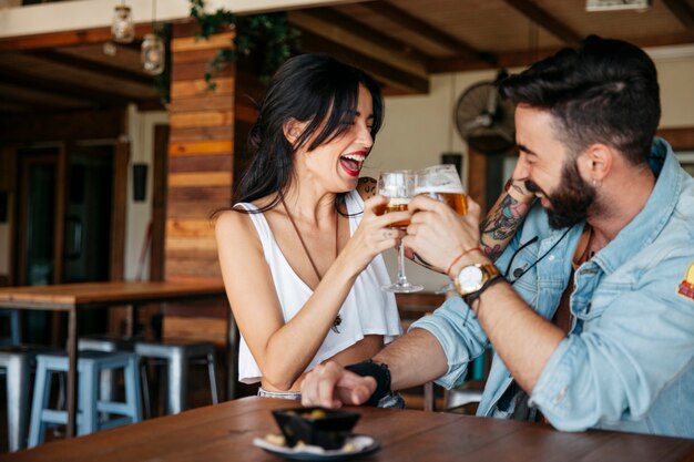 Pareja brindando con cerveza