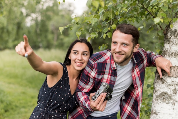 Pareja buscando buenas fotos en el parque