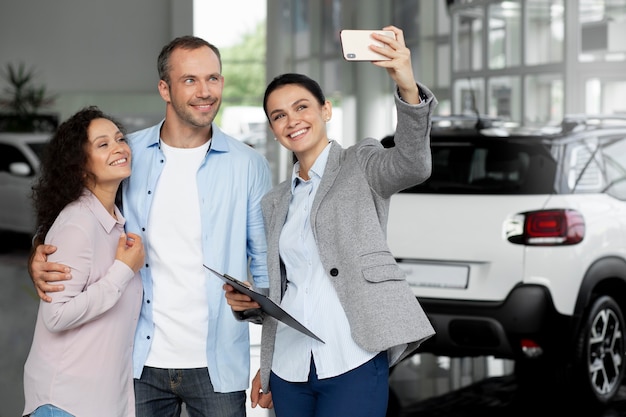 Pareja buscando un coche nuevo en concesionario