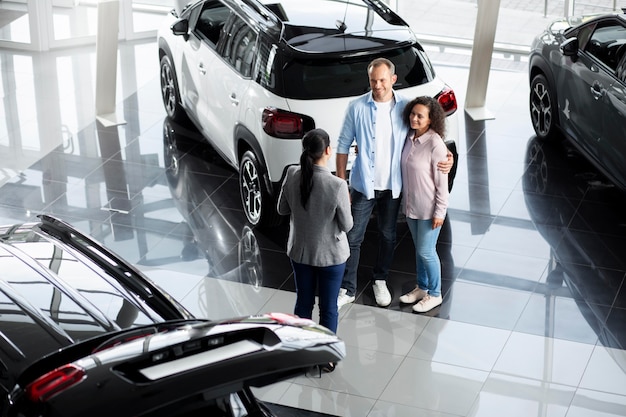 Pareja buscando un coche nuevo en concesionario