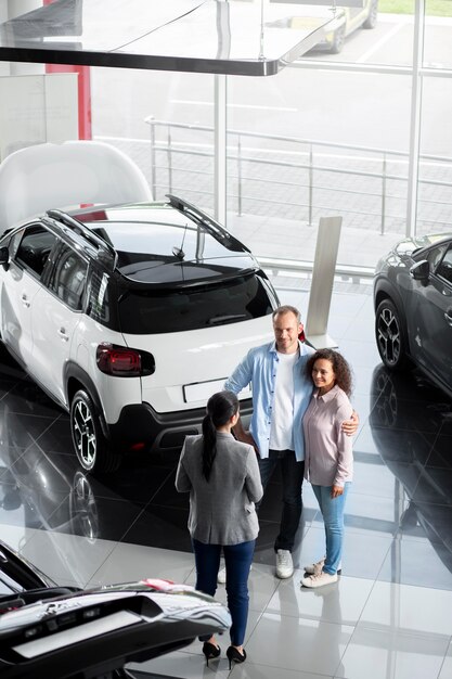 Pareja buscando un coche nuevo en concesionario