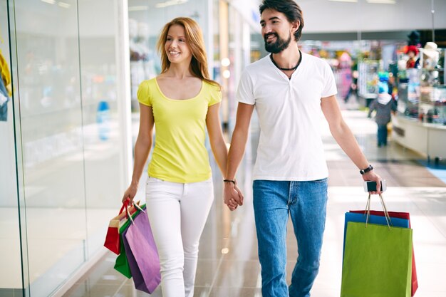 Pareja buscando más gangas