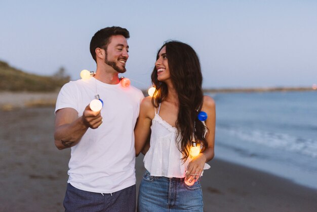 Pareja con cadena de luces