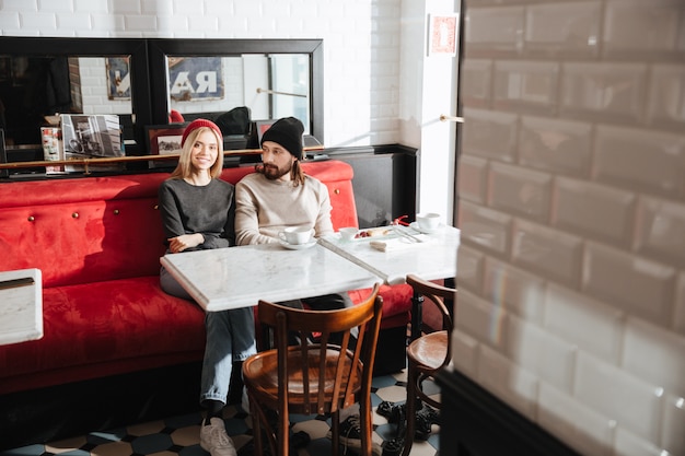 Pareja en café con espejo detrás