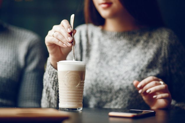 Pareja en un cafe