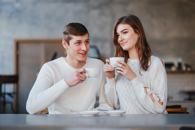 Pareja en un cafe