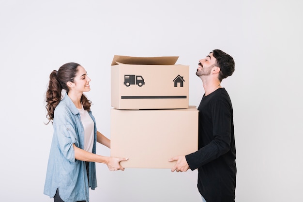 Pareja con cajas de mudanza