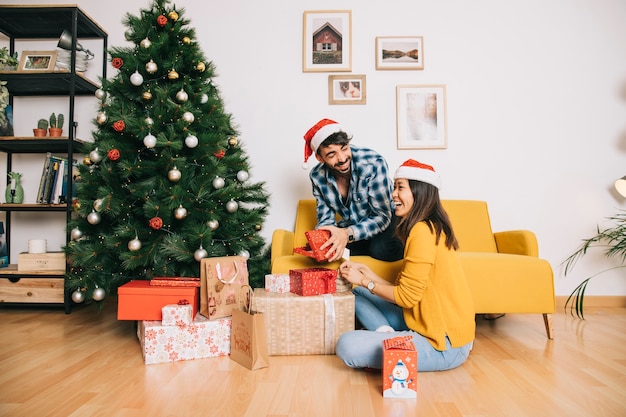 Foto gratuita pareja con cajas de regalo en casa