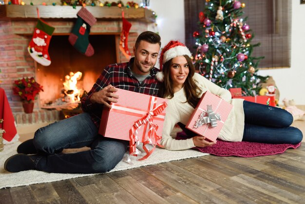 Pareja con cajas de regalo